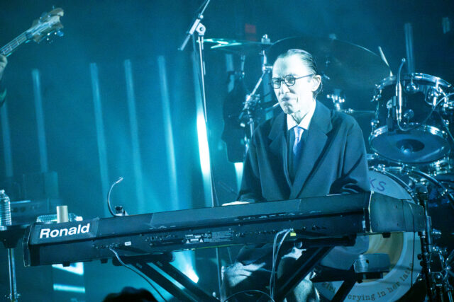 Ron Mael smiles slyly to the audience at the Lincoln Theatre in DC on June 30, 2023. (Photo by Mickey McCarter)