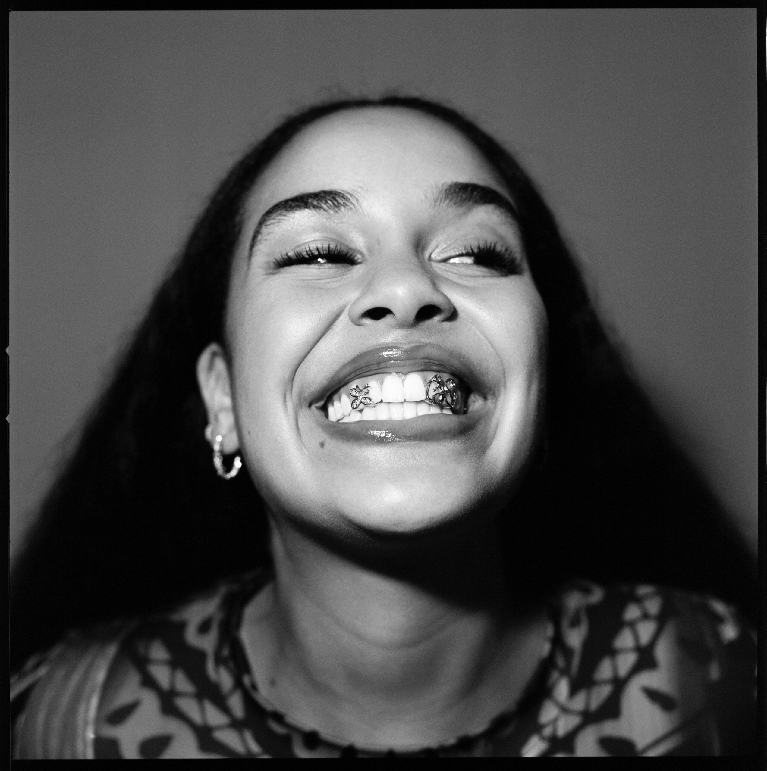JorjaSmith_GRILLPICTURE_BW_credt-Mike-Excell-copy_2023-05-19-075039 Jorja Smith